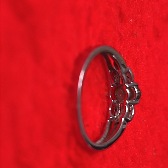 Emerald, oval-cut, set in 10 k white gold with 6 Diamond accents - Picture 11 of 12